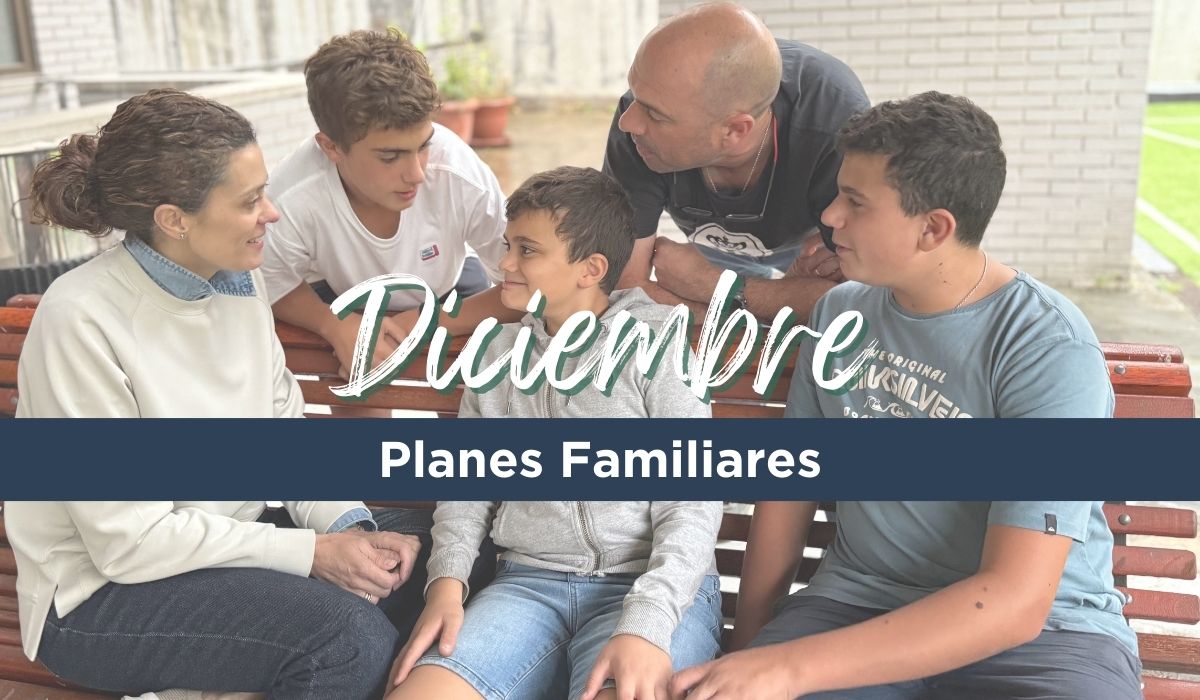 Familia sentada conversando en un banco durante las actividades familiares de diciembre en el Club Peñavera.