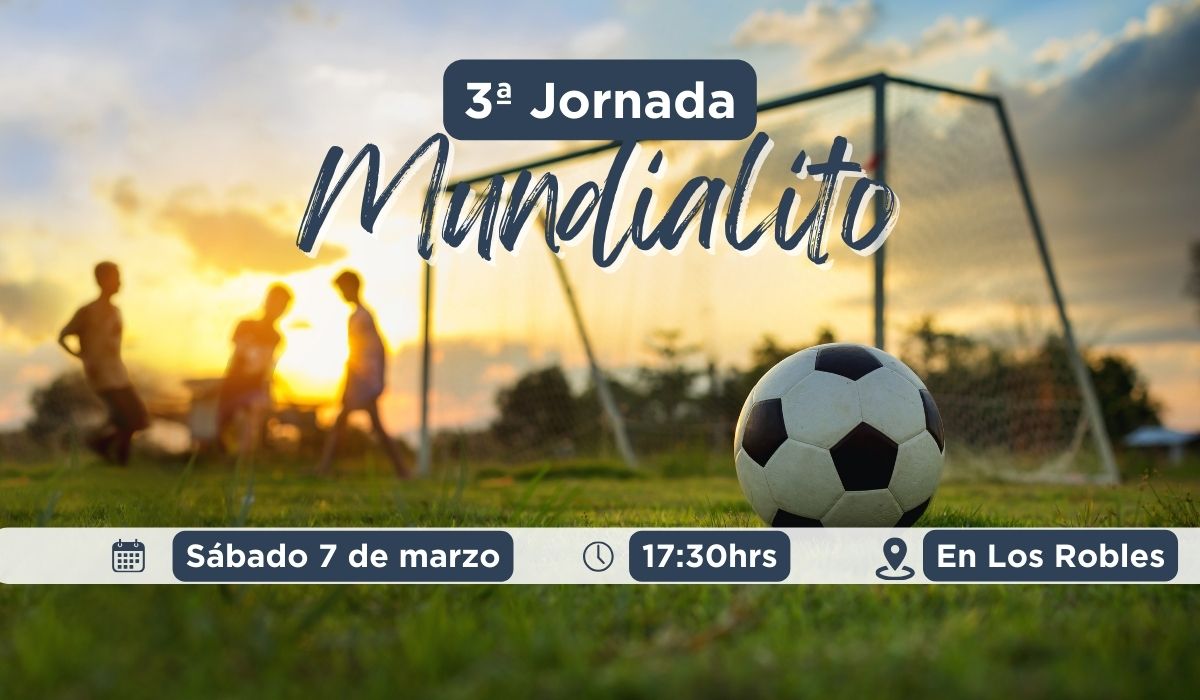 Balón de fútbol en primer plano sobre un campo con portería y niños jugando al fondo al atardecer. Cartel del Club Peñavera anunciando la Supercopa 3x3 para alumnos de 4º, 5º y 6º de primaria, sábado 7 de marzo a las 17:30 en Peñavera